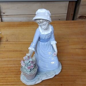 Lladro lady with flowers RARE